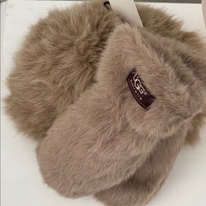 Ugg new 2 peace mittens and hat set.